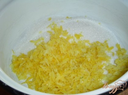 Я дала ингредиенты в расчете на один лимон, но Вы можете готовить крем из любого кол-ва лимонов пропорционально увеличивая кол-во ингредиентов.С лимонов стираем цедру с помощью мелкой терки.