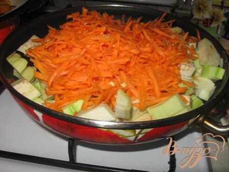 Трем морковь. Можно добавить немного воды, пока овощи не пустят сок. Тушим минут 10.