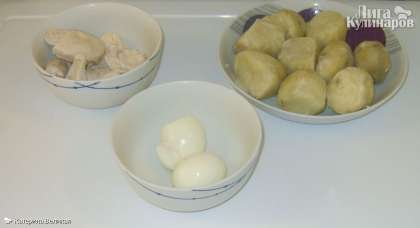 Отвариваем яйца вкрутую, картофель в мундире, грудку до готовности с небольшим количеством соли.