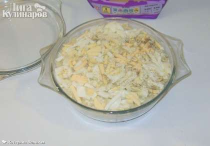 Верх салата посыпаем сыром и нарезанными яйцами.  Ставим в холодильник, чтобы салат с грибами и курицей пропитался в течение 3-6 часов.