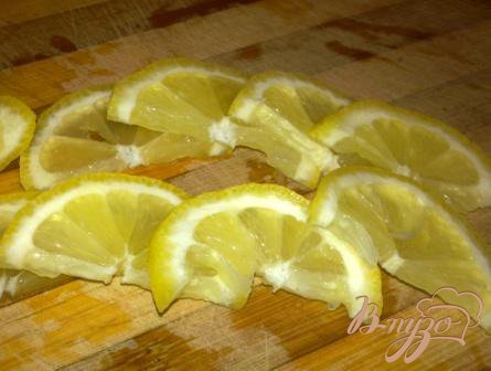 Лимон вымыть со щеткой, нарезать полукольцами.