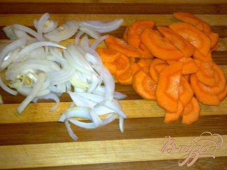 Лук и морковь чистим, моем, режем полукольцами.