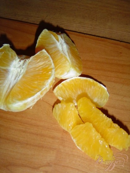Апельсин очищаем, разделяем на дольки и нарезаем небольшими кусочками.