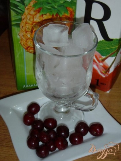 Из вишни удаляем косточки, стакан наполняем льдом.