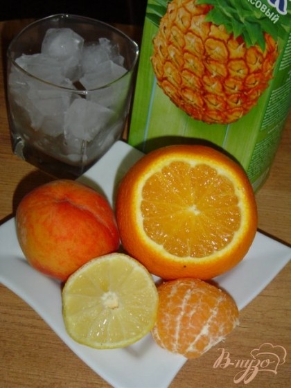 Выдавливаем сок из лимона и апельсина,очищаем мандарин, очищаем персик от кожицы,удаляем косточку и помещаем в блендер,
