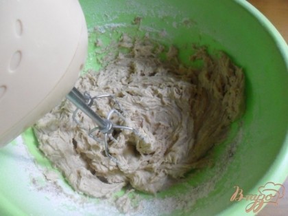 Смешать в миске просеянную муку, корицу, соль и разрыхлитель. Добавить сухую смесь в яично-масляную. Перемешать.