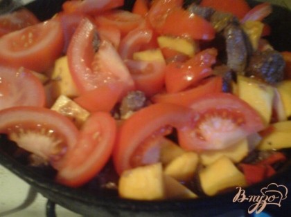 Помидоры вымыть, нарезать дольками. Тыкву и помидоры добавить в карри, накрыть крышкой и готовить 10 минут.