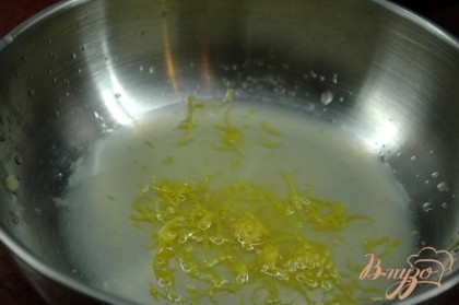 Лимон промыть, обдать кипятком. Счистить цедру (я снимаю обычной теркой), выложить цедру в мисочку, туда же выдавить сок из лимона (пропуская его через сито, чтобы удалить косточки).