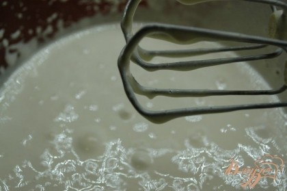 Форму для выпечки застелить пергаментной бумагой, смазать сливочным маслом.В миску выбить яйца, добавить сахар, соль. Взбить в достаточно крепкую и пышную пену.