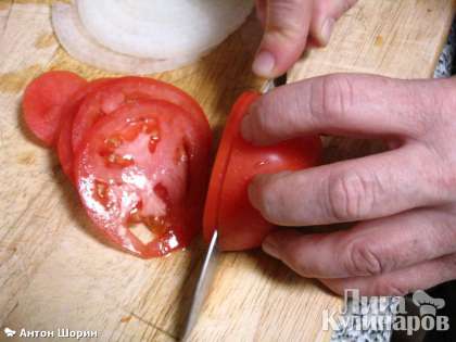 Нарезаем помидор тонкими кружочками