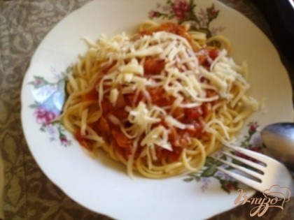 Выкладываем спагетти и поливаем нашим соусом из тунца.Приятного аппетита!!=)))