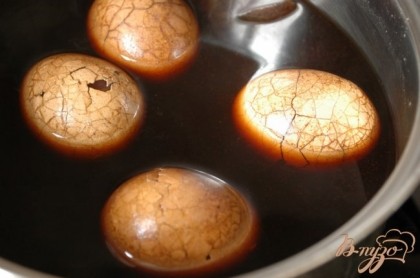 В кастрюльку налить воду, положить чай, соль, бадьян, корицу (по желанию), добавить соевый соус.Положить в этот «раствор» яйца, довести до кипения и варить на небольшом огне в течение 1 часа.