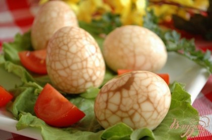 Готово! Готовые яйца почистить и подавать как закуску, украсив зеленью и свежими овощами.