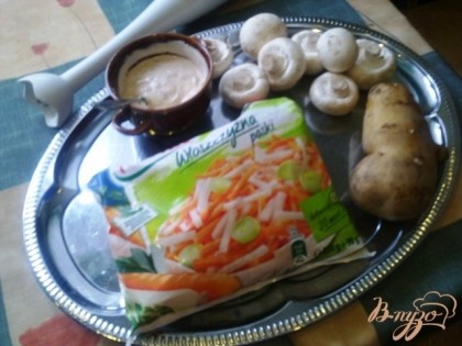 Обжариваем на сливочном масле смесь овощей, я использовала морковь, лук порей, корень петрушки и корень сельдерея порезанные соломкой