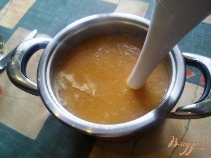 Сваренный суп взбиваем блендером, делаем заправочку из сметаны и аджики