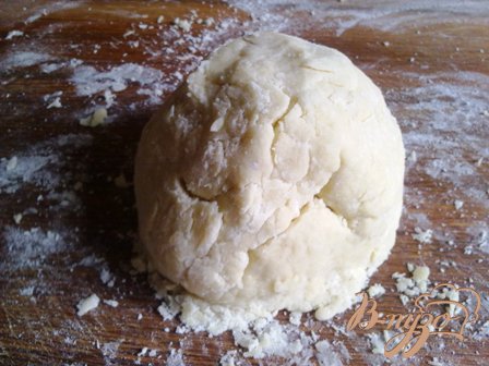 Из муки, сахара, яйца, соли и одной ложки холодной воды готовим песочное тесто, ставим в холодильник на 30 минут