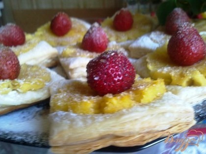 Готовые пирожки достаем из духовки и в серединку ананаса кладем клубничку.Наш вкуснющий завтрак готов!!=)