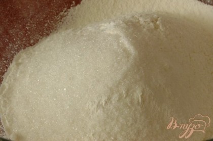Муку просеять с разрыхлителем и щепоткой соли. Добавить 0,25 стакана сахара (взвешивала — это 55 г), 120 г охлажденного и нарезанного кусочками сливочного масла.