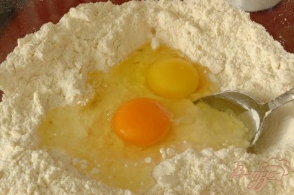  Растирать, пока смесь не будет напоминать хлебные крошки. Вбить 2 яйца (без скорлупы вес яиц составил 118 г), перемешать. Вымешивать тесто не менее 7 мин.