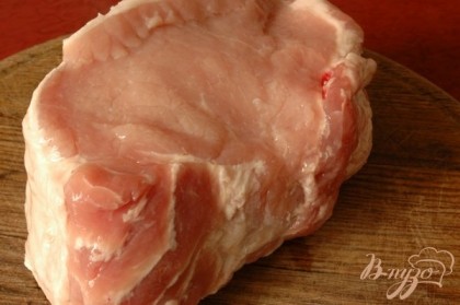 От кусочка свиного филе филе весом 0,7 кг были срезаны все лишние части. В итоге остался отличный кусочек мяса.