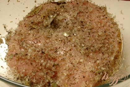 Куриное филе промыть. Половину соляной смеси вынуть из миски, положить филе и закрыть вынутой частью. Т.е мясо должно оказаться внутри соляной смеси.