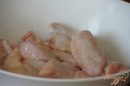 Куриные крылышки промыть, обсушить и натереть хорошенько солью. Оставить в холодном месте на 30 минут.