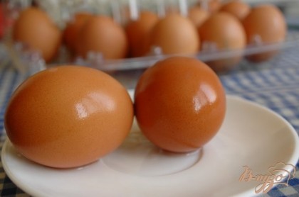 Яйца отварить до полной готовности в течение 8 минут с момента закипания.