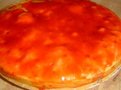 Оставшуюся клубничную массу вылить сверху на пирог и оставить до полного остывания. Затем пирог вынуть из формы.