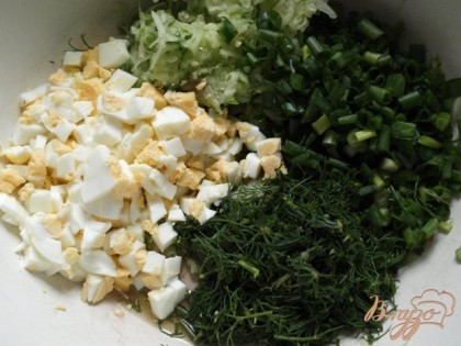 Зеленый лук и укроп мелко нарезать.Огурцы натереть на терке.Нарезать кубиками яйца.