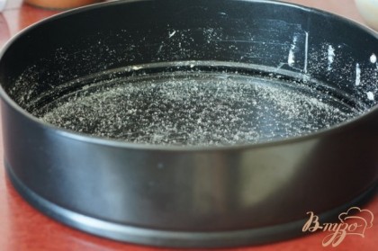 Круглую форму для выпечки (25 — 26 см в диаметре) смазать сливочным маслом (30г масла). Посыпать сахаром.