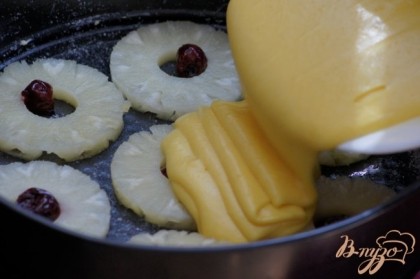 Тесто получается достаточно густое и его нужно разбавить ананасовым соком, т.е. жидкостью, что остается в банке от консервированных ананасов.Должно получится тесто — как густая сметана. Добавить коньяк.Заливаем тестом заранее подготовленную форму с ананасами. Выпекаем в разогретой до180 градусов духовке в течение 45 минут.