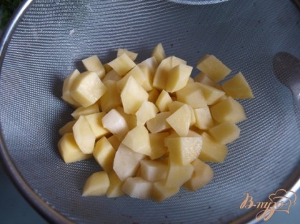 Картофель нарезать кубиками и промыть в холодной проточной воде.