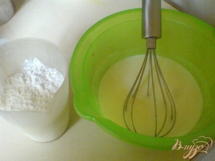 Отделите белки от желтков. Белки уберите в холодильник. Желтки взбейте с ванильным сахаром, щепоткой соли и молоком. Введите просеянную муку. Хорошо перемешайте и дайте тесту постоять минут 30.