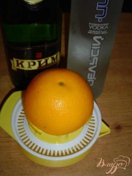Выдавливаем сок из апельсина,