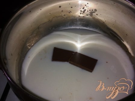 Ставим на маленький огонь молоко с водой в равных пропорциях, добавляем шоколад и все время мешаем