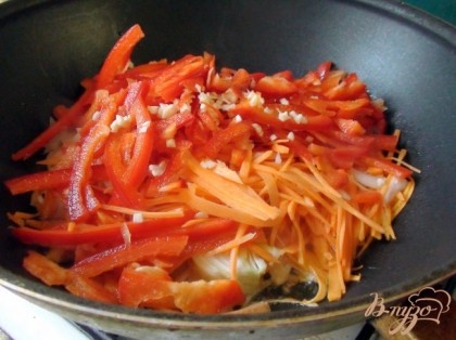 Морковь, лук, чеснок и перец чистим.Перец, морковь нарезаем тонкой соломкой. Лук полукольцами, чеснок мелко.Обжариваем на растительном масле 3-5 минут, овощи должны оставаться хрустящими.