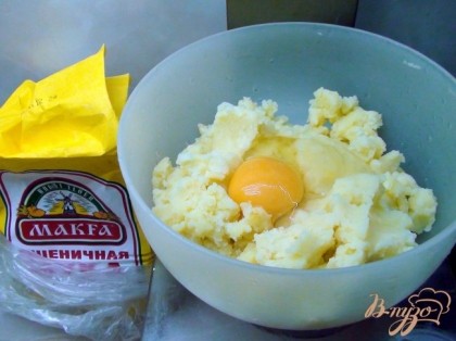 Картофель почистим, отварим в подсоленной по вкусу воде, сливаем, разминаем в пюре, добавляем яйцо и муку, замешиваем картофельное тесто. Солим, перчим по вкусу.