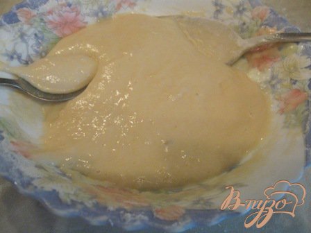 Из яйца, муки и соли готовим тесто для клецек.  Чайной ложкой кладем клецки в кипящий суп. Как только всплывут - готово. Выдавливаем чеснок в суп и выключаем.