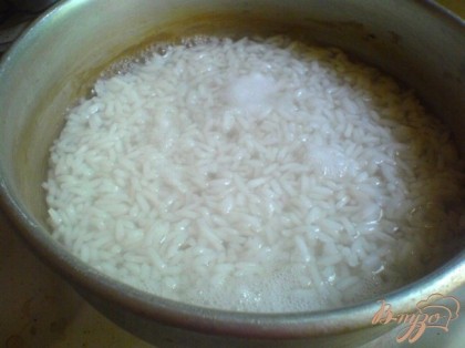 Отварите сливным способом рис.