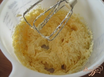 Мягкое масло растереть с сахарным песком, добавить соль и корицу. Корица дополнит вкус шоколада.  По одному добавить яйца и хорошо  взбить