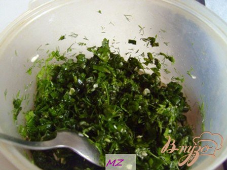 Измельченную зелень и чеснок сложить в большую миску, добавить соль и немного размять пестиком (или картофельной  толкушкой). Влить растительное масло и размешать