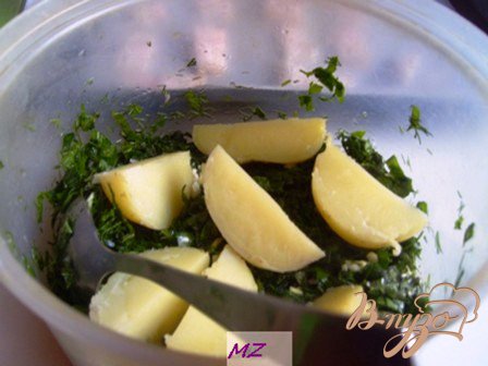 По частям добавить в миску с зеленью картофель, перемешать, чтобы зелень покрывала все стороны картофельной четвертинки.