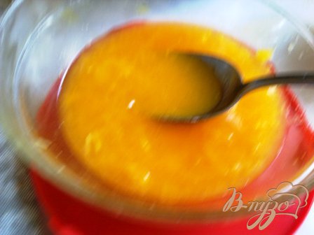 Выжимаем сок апельсина вместе с мякотью