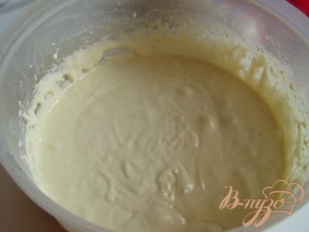 Из сахара и желтков взбиваем тесто для бисквита, до белого цвета. Затем, постепенно всыпаем муку, ванильный сахар, разрыхлитель добавляем в самом конце.