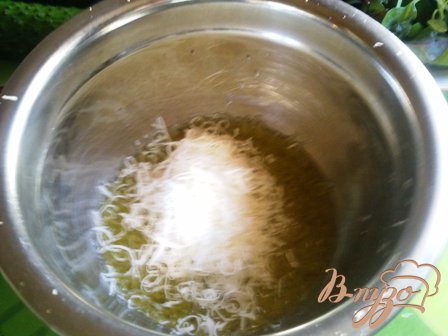 Готовим заправку - в оливковое масло добавляем рассол от маринованных стеблей чеснока (по желанию), можно заменить рассолом от оливок, выдавливаем чеснок, солим и перчим, трем пармезан