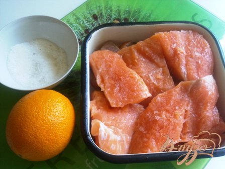 Берем кусочки лосося, смесь соли и сахар и апельсие