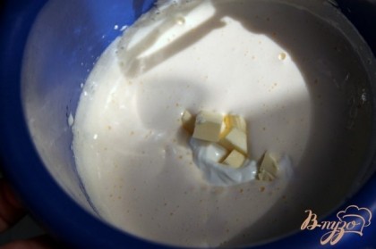 Взбить яйца с сахаром, добавить сметану и размягчённое сливочное масло, до однородной консистенции.
