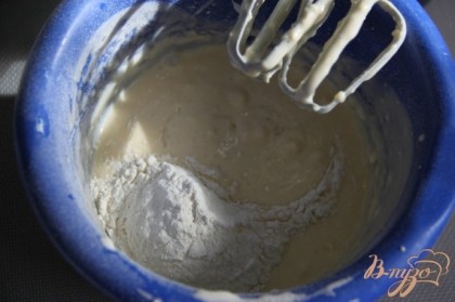 Постепенно добавить  муку, какао, соль и соду, ванилин. Тесто получается очень плотное, маслянистое.