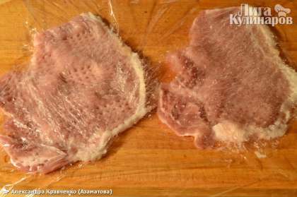 Свиной карбонад нарезать на порции весом 50-70 гр. Отбить порционные куски мяса, посолить и поперчить с одной стороны.