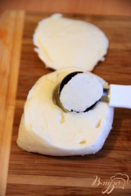 Срезать у моцареллы верхушечку и вынуть ложечкой для мороженого несколько шариков, делая таким образом кармашек для овощей.
